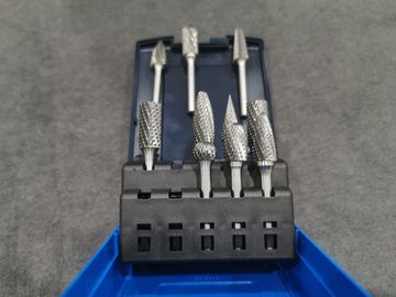 Un buon prezzo. CARBURO DI TUNGSTENO SU MISURA CHE SBAVA COLORE STABILITO DEL NASTRO DELLA SBAVATURA DI TOOL/ROTARY in linea