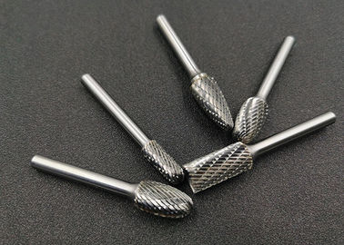 Un buon prezzo. Il legno stridente delle sbavature del carburo di tungsteno degli strumenti scolpisce le taglierine degli archivi di Roatry in linea